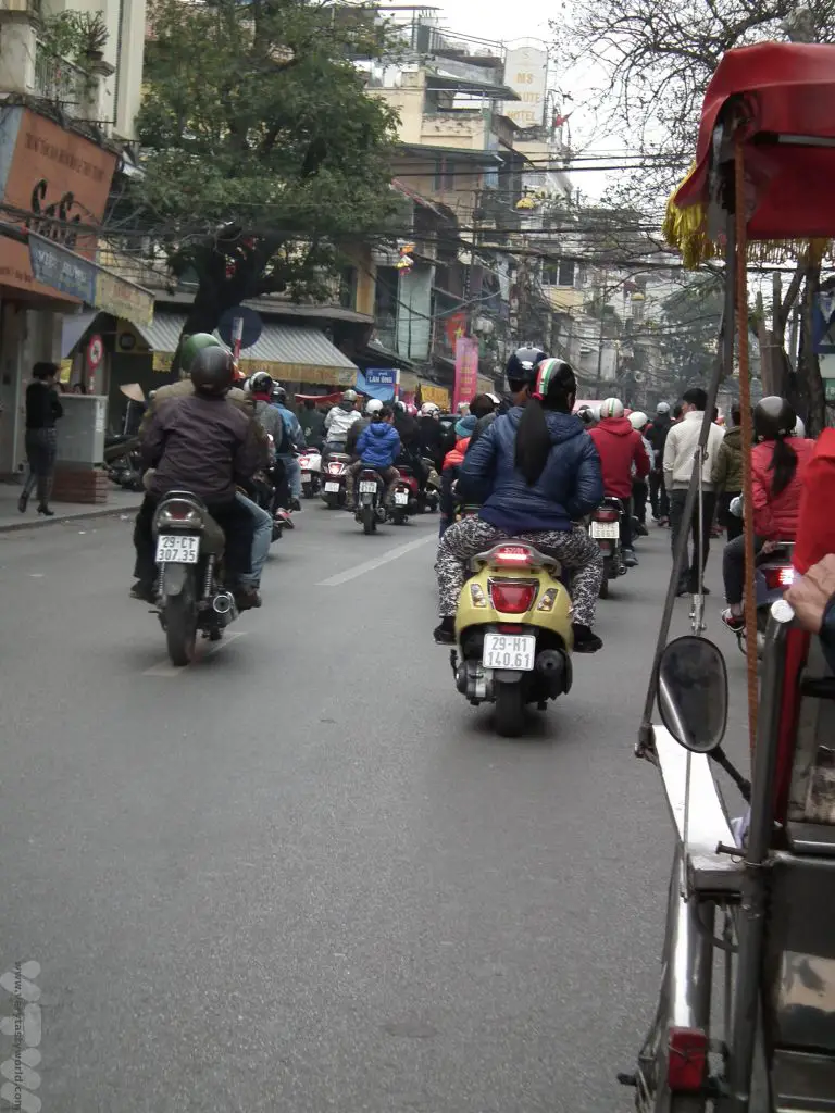 how to cross the road in Vietnam