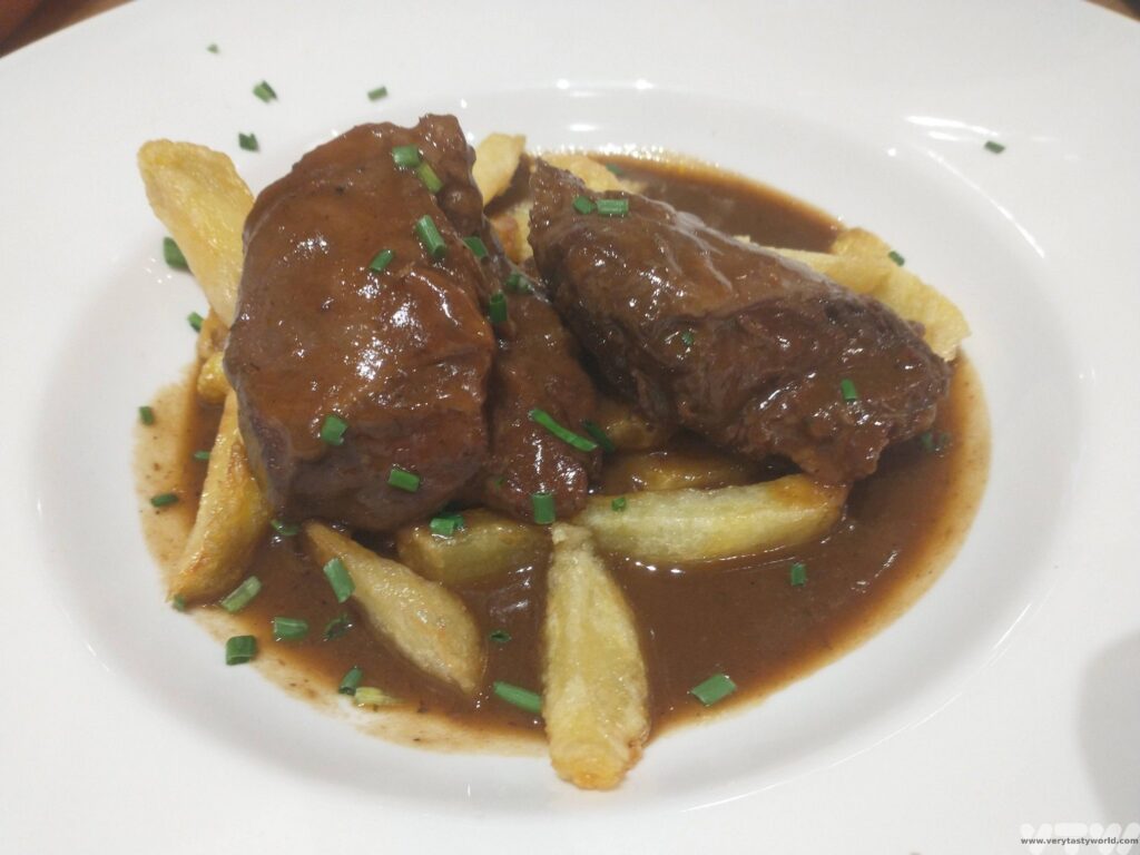 beef cheeks in sauce with fried potatoes