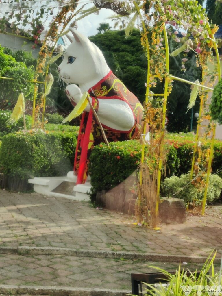 cat statue kuching
