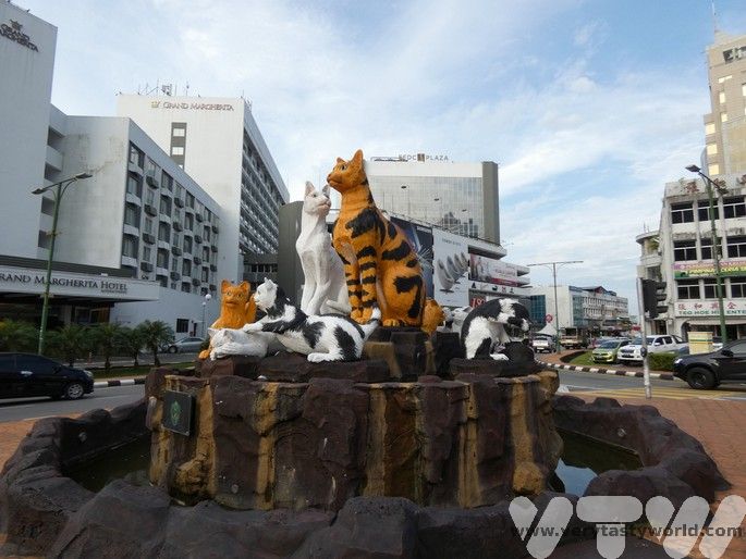 Kuching cat statue