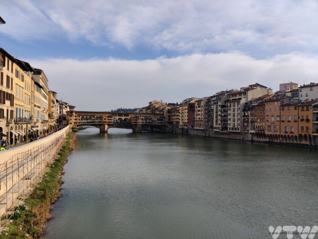Ponte Vecchio bridge spanning the river Arno