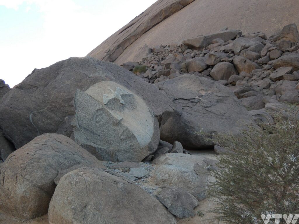 rock sculpture depcting a face at Ben Eicha Mauritania