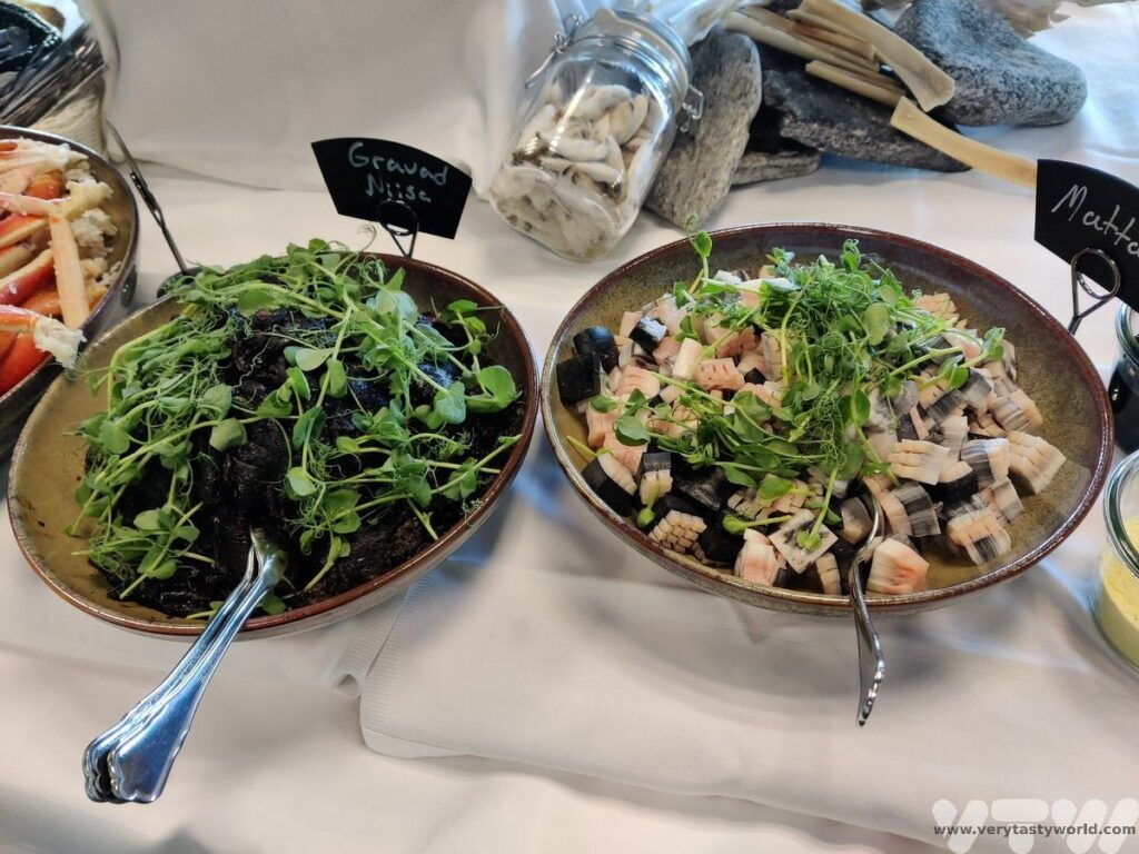 Greenlandic buffet - platters of mattak and niisa